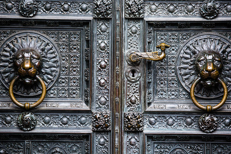 德国科隆大教堂门口的狮头形青铜门环图片