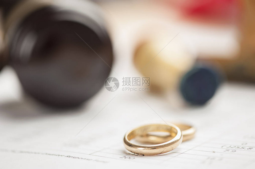 结婚戒指和木槌图片