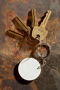 生锈背景上带环的钥匙图片