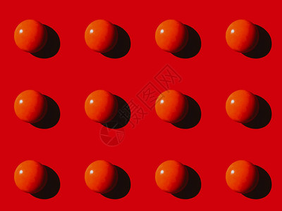 红色圆形橙色药丸图案的特写视图图片