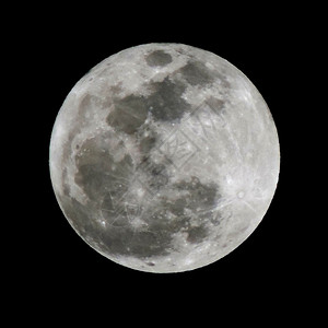 阴历农历第十六天晚上在深黑色的天空上的满月特写镜头在黑色背景上孤背景