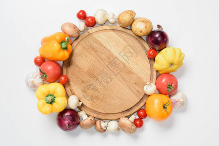 用白色隔开的木板周围成熟蔬菜的顶部视图图片