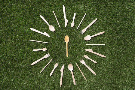 以叉子和刀子在草地上的木制勺图片