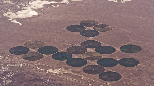 由于美国内华达沙漠的中央支流灌溉圆田地带图片