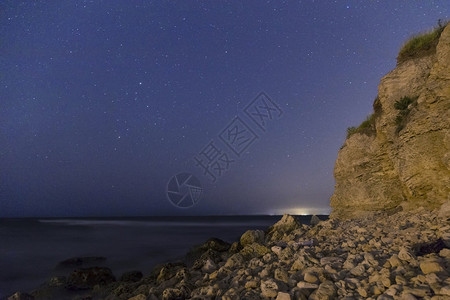 岩石海滩上的星图片