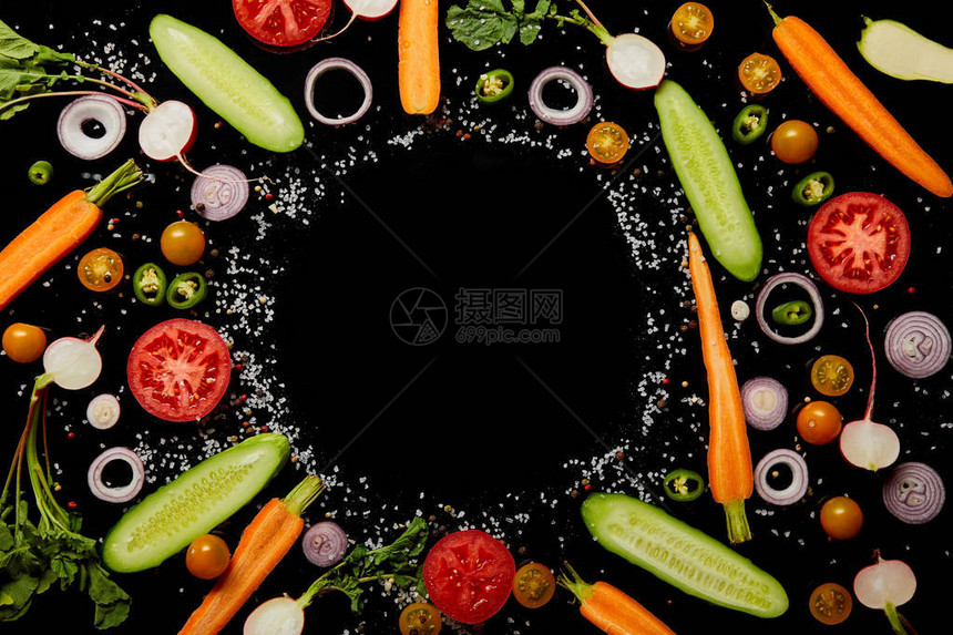 以黑色隔离的带盐和空圆边框的新鲜蔬菜图片