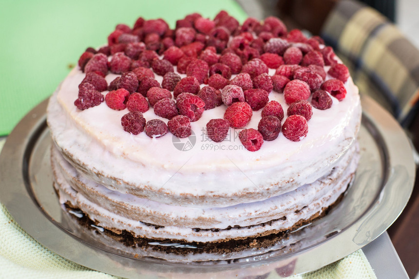 覆盆子覆盖的新鲜甜点水果蛋糕图片