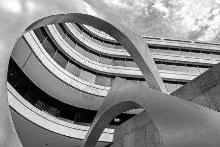 通过美国华盛顿特区的现代抽象金属雕塑对美国建筑学院生立面的低角度视图图片
