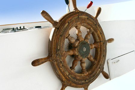旅游船上木舵的特写镜头图片