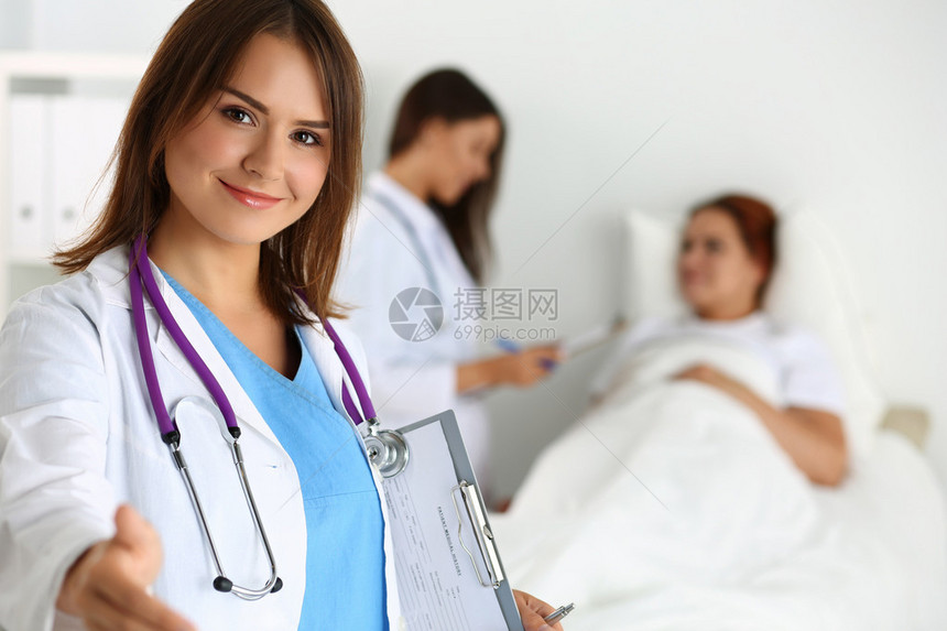 女医生在查房期间躺在床上与医生交流时主动握手问候和欢迎的姿态医学治疗和图片