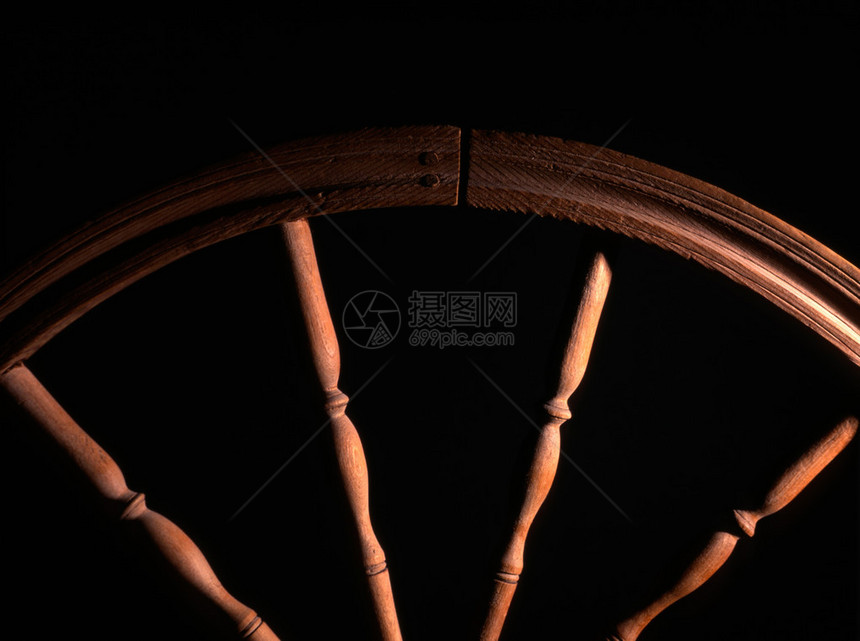 黑暗中老式木制旋转特写的轮子图片