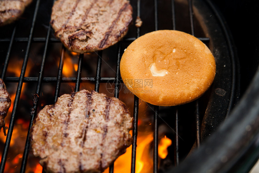 烤面包烤牛肉切图片