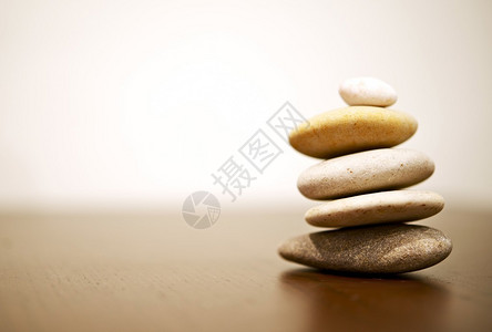 木桌上的平衡岩石堆圆光滑的石头图片
