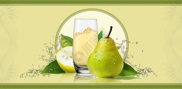 从梨果实中提取的一杯梨汁图片