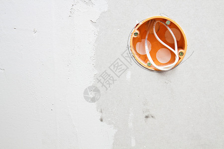 安装在石膏板墙上的墙壁电源插座图片