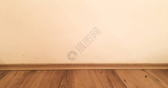 房间木地板透视石膏糊面漆混凝土墙壁和清漆的木层板状木板条背景图片