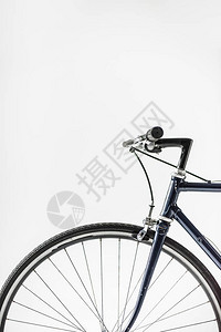 一个用刹车杠杆制动的自行车轮图片