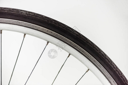 带轮辋轮胎和辐条的自行车轮子在白色上隔离图片
