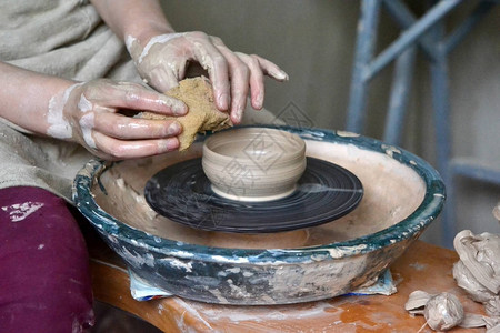 陶器匠在陶器车间的陶器车图片