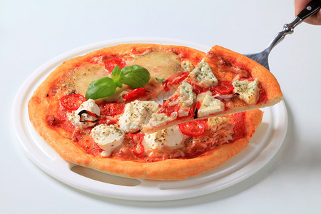 新鲜出炉的披萨quattroformaggi图片