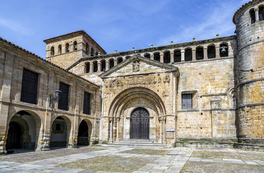 在西班牙坎塔布里亚的一个具有历史意义的城镇圣蒂利亚纳德尔马SantillanadelMar有名的宗教建筑Col图片