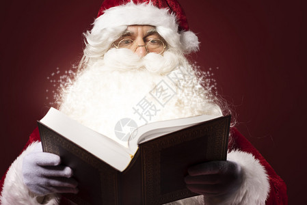 圣诞老人看书这本书包含了许图片