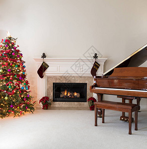 客厅有发光的壁炉大钢琴和节假背景图片