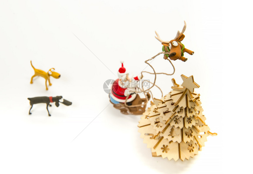 驯鹿把圣诞老人的雪橇拉到圣诞图片