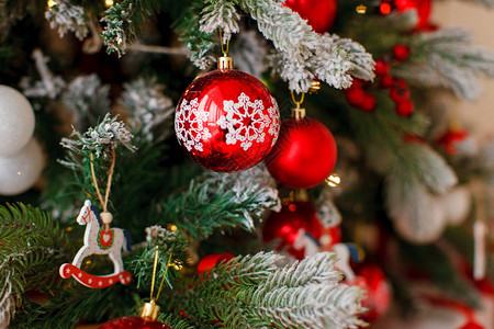 圣诞树上的红球背景图片