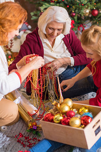三代幸福家庭享受圣诞节装饰的欢乐图片