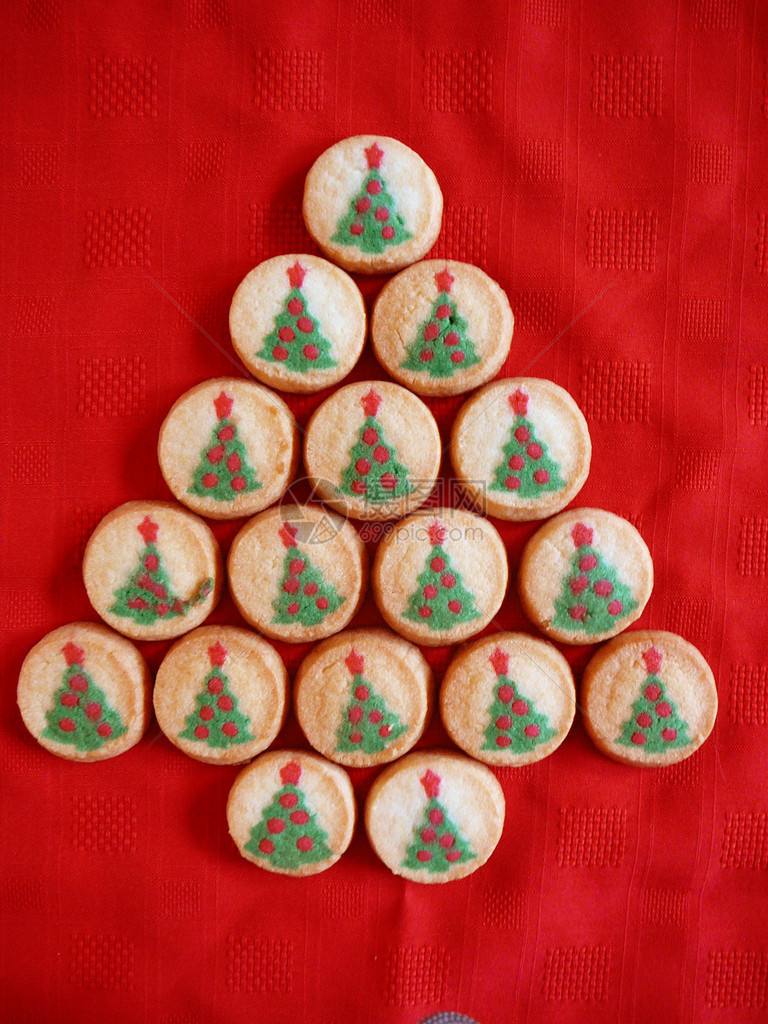 带有圣诞树装饰的圣诞饼干图片