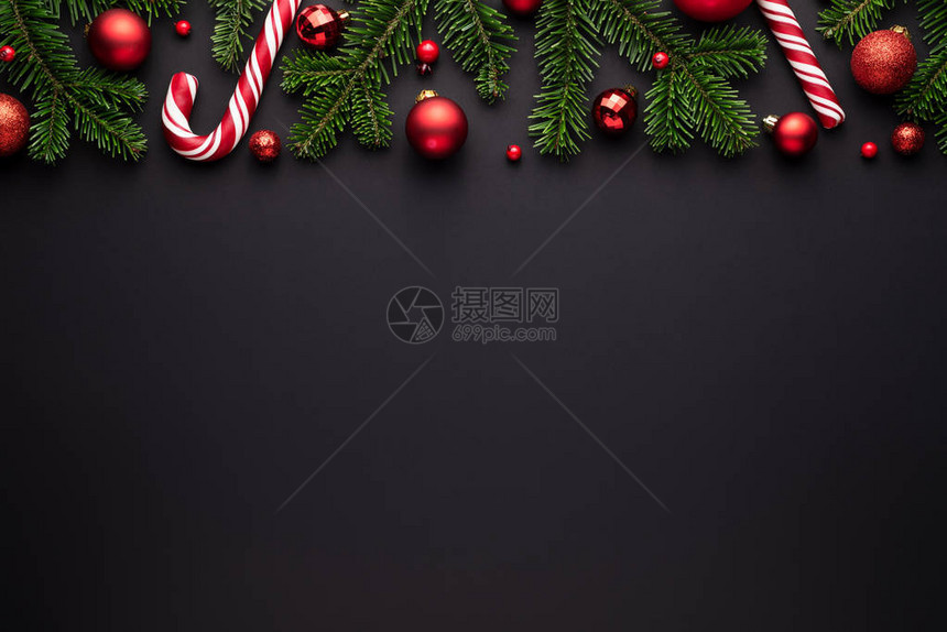 黑色圣诞节背景Fir树枝圣诞球和糖果甘图片