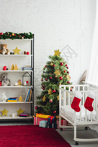 圣诞节装饰婴儿房的内部与摇篮图片