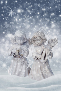 圣诞天使在雪地里演奏圣诞歌曲图片