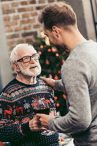 快乐的老人和他的儿子在圣诞图片