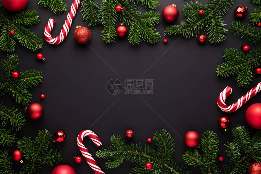 黑色圣诞节背景装饰花枝圣诞球和糖果甘图片
