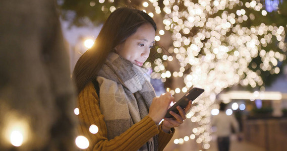 女在户外使用带有轻装图片