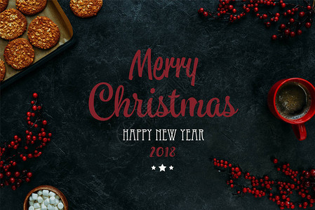 黑桌顶端有饼干咖啡圣诞装饰的浆果和圣诞快图片
