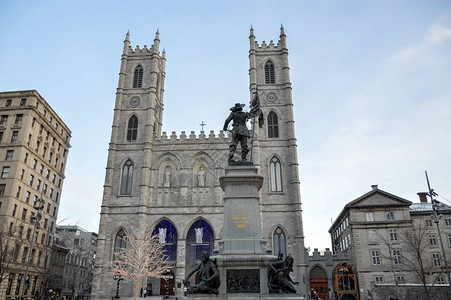有蒙特利尔创始人PauldeChomedeyMaisonneuve雕像的圣母大教堂在加拿大蒙背景图片