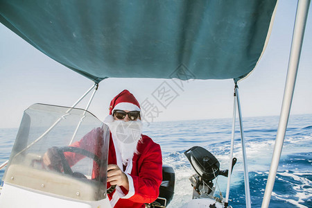 圣诞老人在海上驾驶一艘船图片