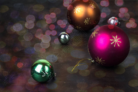 黑色背景中的圣诞树玩具背景图片