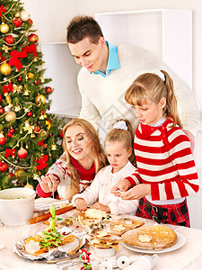 和孩子们一起快乐的家庭在圣诞图片