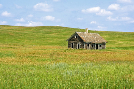 南达科他大草原上的美国老宅基地图片