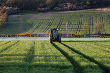 农户将肥料喷洒到庄稼上北约克郡图片