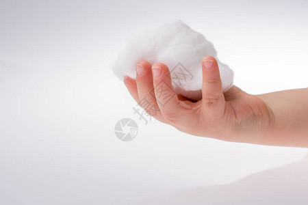 手握着一些棉花手握着白图片