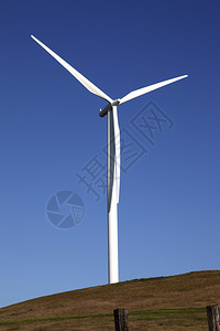 风力涡轮机旋转通过空气和发电图片