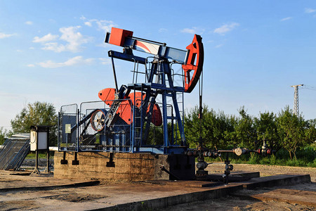 欧洲油田的石油泵图片