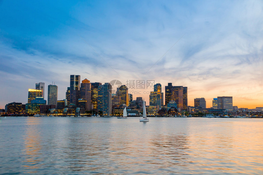 波士顿市中心的天线全景在黄昏时用图片