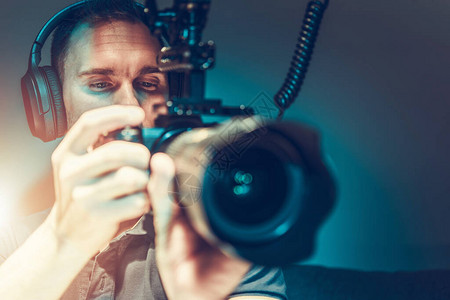 使用现代DSLR录像摄影机拍摄电影的30多岁白人摄像师图片