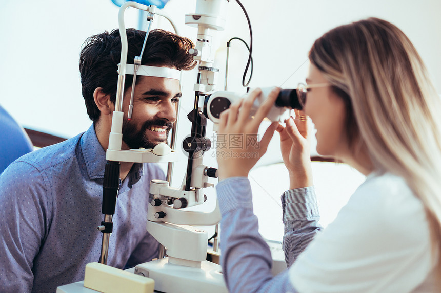 验光师检查患者视力和视力矫正图片